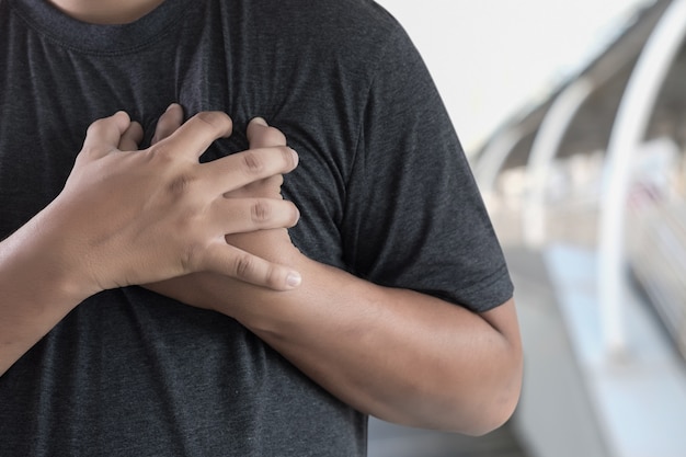 infarto. Dolore al torace dell&#39;uomo che soffre