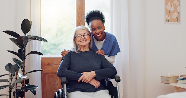 Infermiera anziana e vecchia in sedia a rotelle ritratto e sorriso in salute in una casa di cura Sostenere la gentilezza e il volto felice del caregiver con una persona anziana con disabilità per il servizio di assistenza domiciliare