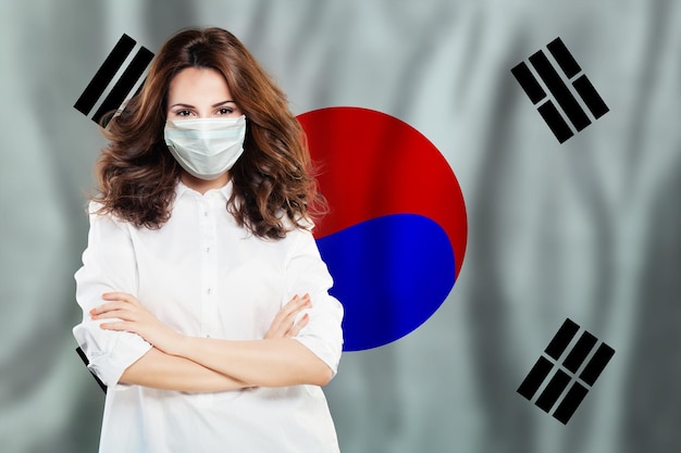 Infermiera con maschera contro la bandiera nazionale Corea Epidemia di influenza e concetto di protezione dal virus