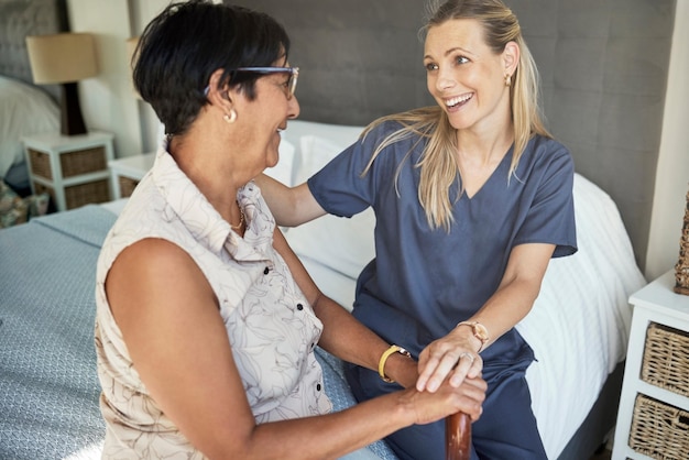 Infermiera donna felice e assistenza agli anziani nell'assistenza sanitaria di supporto o in pensione presso la casa di riposo Badante o professionista medico che aiuta il paziente anziano in consultazione o consulenza sanitaria