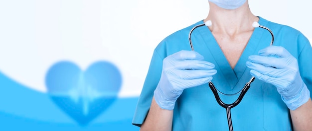 Infermiera, dottoressa con uno stetoscopio in mano su uno sfondo blu medico. Banner sanitario. Copia spazio. Foto di alta qualità