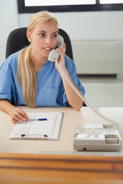 Infermiera femminile che tiene un telefono