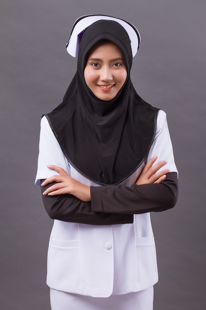 Infermiera femminile musulmana fiduciosa professionale