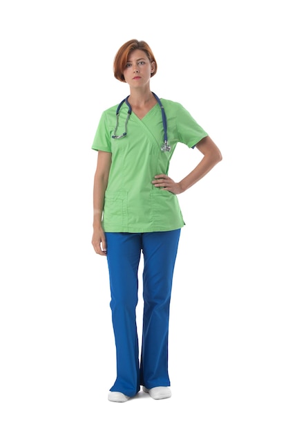Infermiera in uniforme blu e verde con stetoscopio e cartella documenti isolati su sfondo bianco, ritratto a figura intera