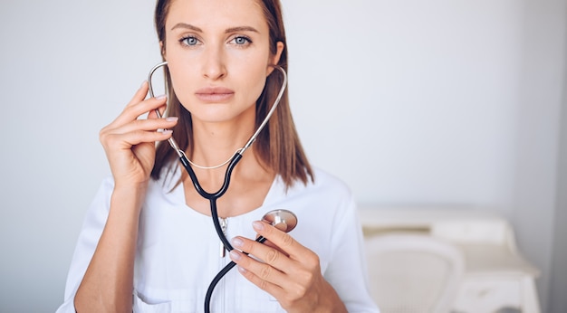 Infermiera medico donna con stetoscopio per controllo respirazione