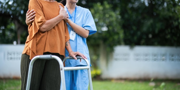 Infermiera o caregiver mano sul telaio per camminare per supporto aiuto o fiducia movimento della gamba nella riabilitazione fisioterapia assistenza sanitaria caregiver medico consulenza disabile paziente anziano a casa