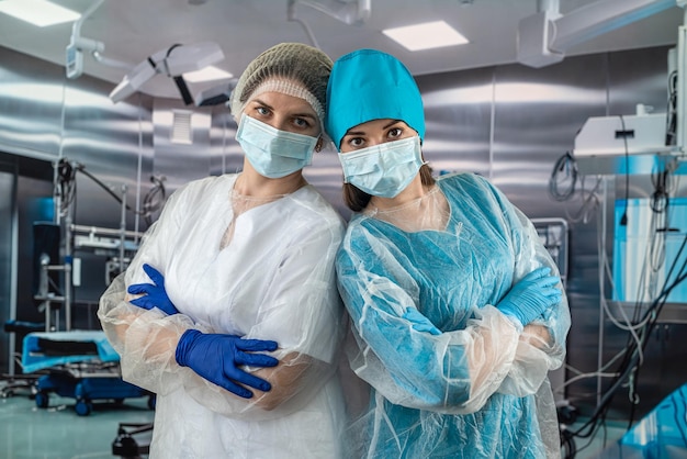 Infermiera sorridente con un'altra infermiera in un corridoio dell'ospedale