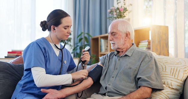 Infermiere anziano uomo e test per la pressione sanguigna battito cardiaco e monitorare il benessere per l'ipertensione casa vecchio paziente e caregiver con medico esaminare cardiologia e stetoscopio sul divano in salotto