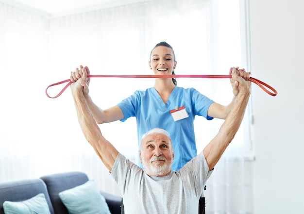 Infermiere medico assistenza agli anziani esercizio fisico terapia esercizio aiuto assistenza casa di riposo