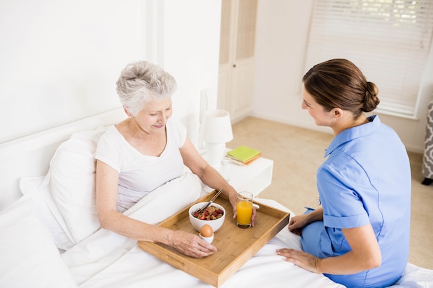 Infermiere prendersi cura del paziente anziano sofferente a casa