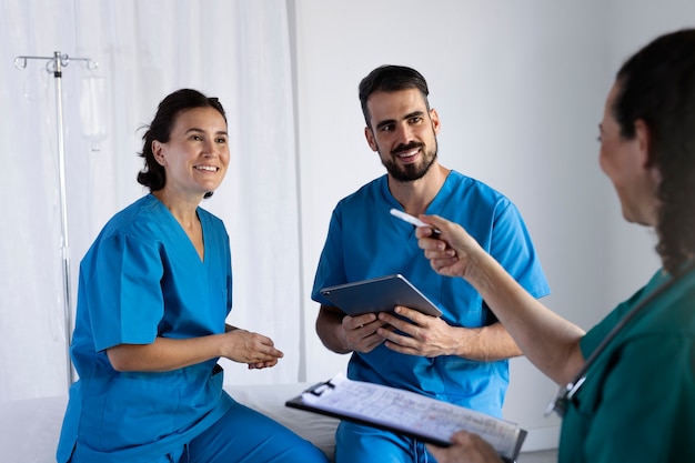 Infermiere sorridente di vista laterale al lavoro