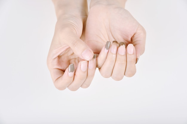 Infezione da funghi e batteri delle unghie da strumenti sporchi per manicure