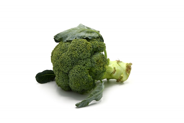 Infiorescenza di broccoli crudi su sfondo chiaro. Avvicinamento.