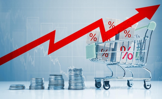 Inflazione di crisi globale e aumento dei prezzi Carrello della spesa piccolo con monete impilate e grafico di crescita Concetto di aumento dei costi mondiali Cubi percentuali nel carrello del supermercato