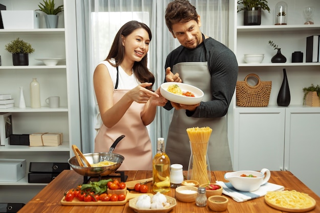 Influencer completamente cotti spaghetti coperti di salsa di pomodoro Postulato