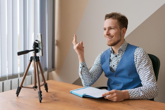 Influencer dei social media o blogger nella videoconferenza di creazione di contenuti fis