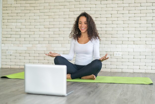 Influencer di donne latine che insegnano yoga online