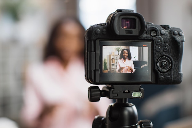 Influencer femminile che filma video mentre è seduto a casa