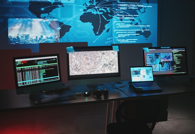 Informazioni sulla sicurezza informatica del computer e della rete globale con mappa grafica per dati di phishing e hacker Criminalità informatica isolata e tecnologia per l'hacking del firewall e codifica ransomware per l'algoritmo di sistema