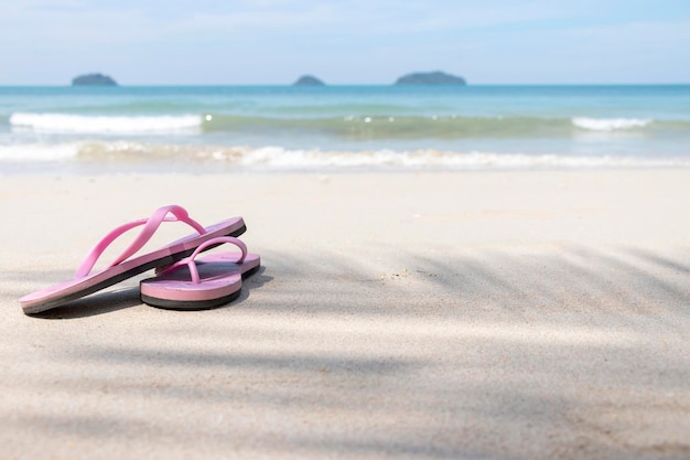 Infradito da spiaggia sulla sabbia con vista sfocata sul mare Spazio libero Vacanze estive