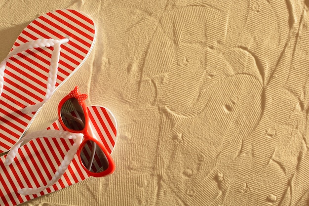 Infradito su una spiaggia sabbiosa