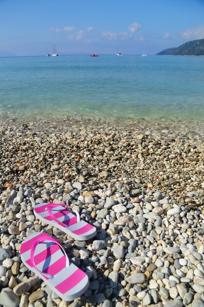 Infradito sulla spiaggia di ciottoli Vassiliki Lefkada