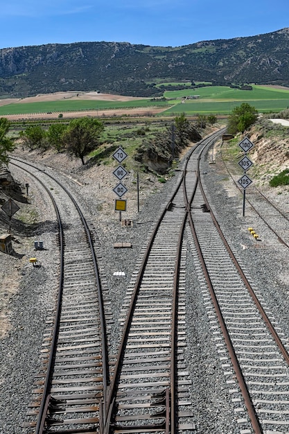 Infrastruttura ferroviaria in prossimità di una stazione