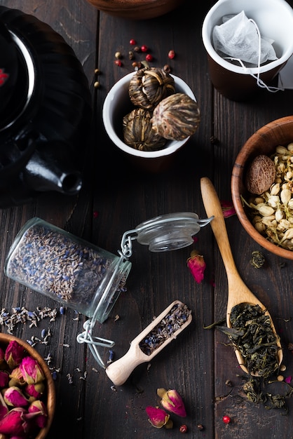 Infuso di tè floreale naturale alle erbe con ingredienti di lavanda fiori secchi