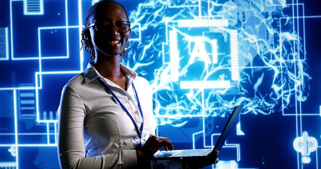 Ingegnere afroamericano che utilizza un laptop per mantenere le reti neurali di intelligenza artificiale costituite da strati di nodi interconnessi, aiutando nell'elaborazione e nella trasmissione delle informazioni