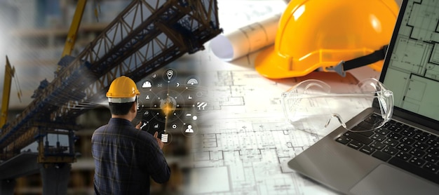 Ingegnere architetto industria 40 che utilizza l'infografica industriale e dell'innovazione del cantiere di costruzione di tablet per costruire un design futuristico per la sicurezza dell'innovazione del controllo dell'architetto