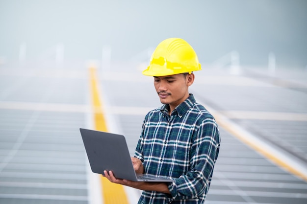 Ingegnere asiatico che lavora sull'energia rinnovabile del sistema di centrali elettriche sul tetto per la futura fabbrica o industriale