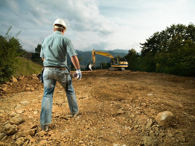 Ingegnere che cammina sul cantiere