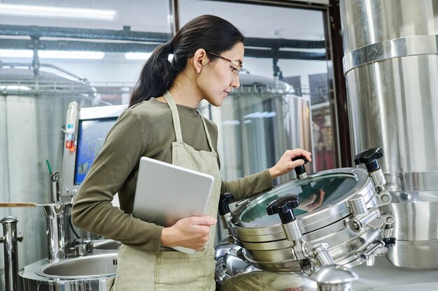 Ingegnere che controlla l'apparecchiatura in fabbrica