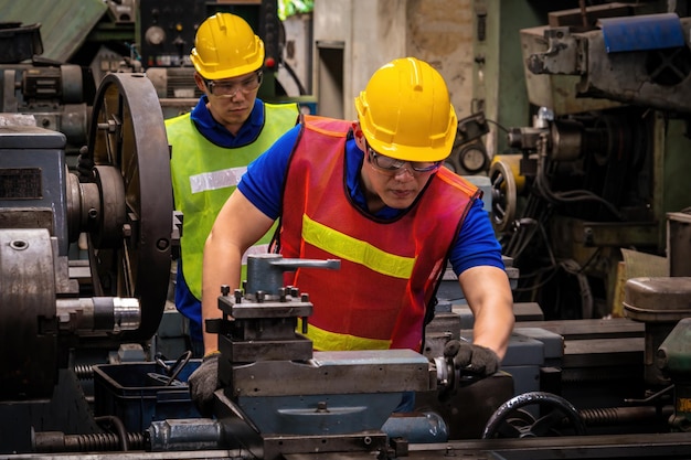 ingegnere che lavora in fabbrica industriale.