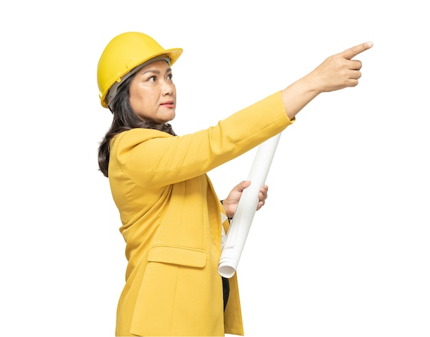 Ingegnere che tiene il casco giallo con il progetto isolato