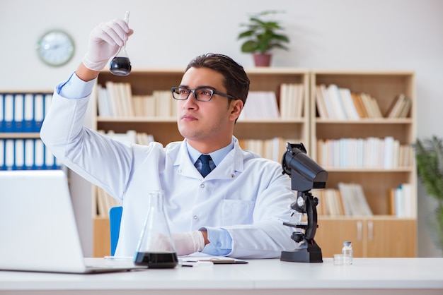 Ingegnere chimico che lavora ai campioni di olio in laboratorio