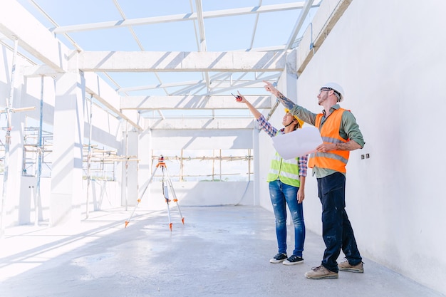 Ingegnere costruttore architetto team di lavoro verifica progresso costruzione della struttura del tetto dell'edificio