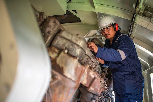 Ingegnere del motore che ispeziona grandi macchine in fabbricaTecnico di manutenzione del motore ferroviarioresponsabile meccanico di riparazione del motore