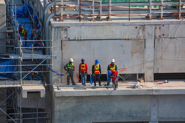 Ingegnere del settore edile caposquadra ordini permanenti per il team di lavoratori di lavorare in alta sicurezza