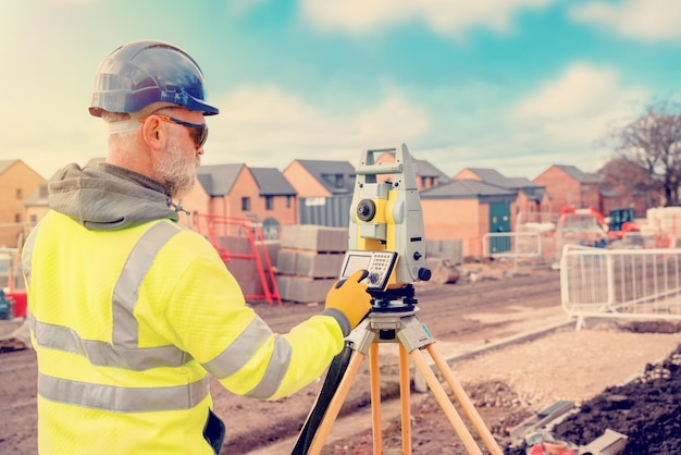 Ingegnere del sito a hiviz che lavora su un cantiere edile utilizzando moderne apparecchiature di rilevamento