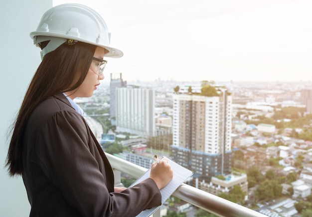 Ingegnere della donna dell&#39;Asia del ritratto che lavora al cantiere