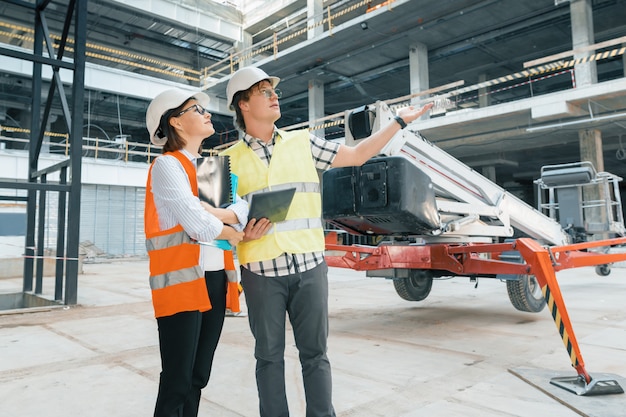 Ingegnere della donna e costruttore dell&#39;uomo al cantiere