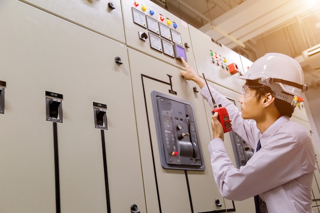 Ingegnere della Sala Controllo. Pannello di controllo della centrale elettrica.