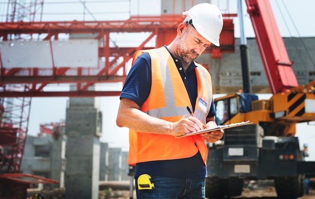 Ingegnere di cantiere in un cantiere edile