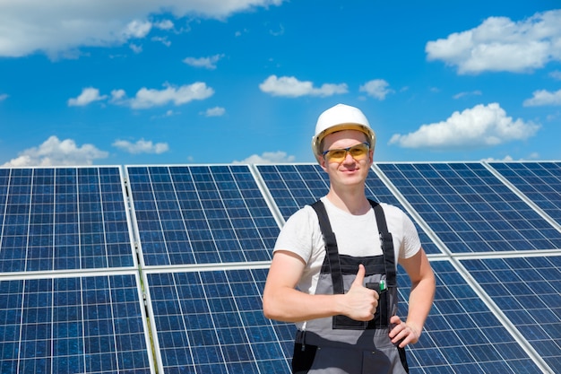 Ingegnere di pannelli solari in casco bianco