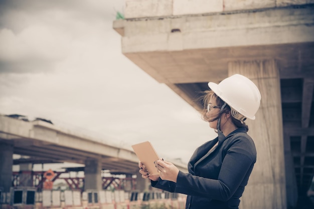 Ingegnere donna che lavora presso il sito del ponte in costruzione