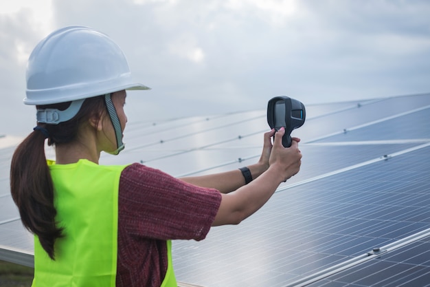 Ingegnere donna che utilizza la termocamera per controllare il calore della temperatura del pannello solare