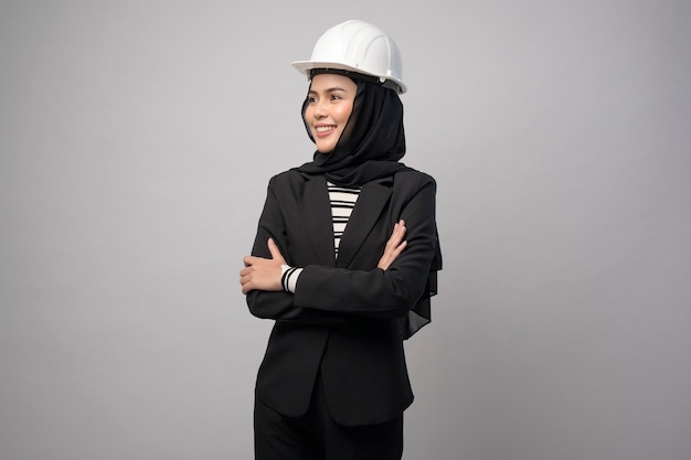 Ingegnere donna musulmana che indossa l'hijab su sfondo bianco
