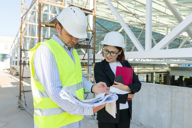 Ingegnere e architetto della donna dell'uomo al cantiere