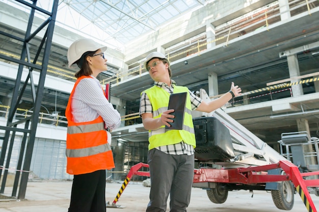 Ingegnere e architetto della donna dell'uomo al cantiere